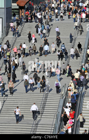 Uccelli aerei occhio vista folle di persone scale d'ingresso & La scala mobile si avvicina al centro commerciale Westfield a Stratford City Newham East Londra Inghilterra Regno Unito Foto Stock