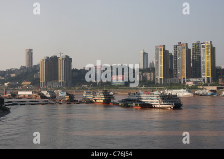 Vista serale (guardando a valle) di imbarcazioni ormeggiate lungo il fiume Yangtze a Chongqing Cina Foto Stock