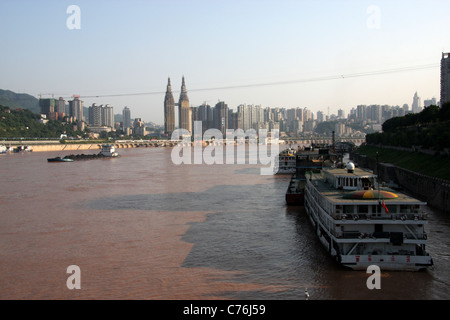 Vista serale (guardando a monte) del traffico fluviale e barche ormeggiate lungo il fiume Yangtze a Chongqing Cina Foto Stock