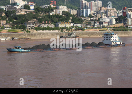 Fiume freighter caricata con carbone e voce a valle sul Fiume Yangtze a Chongqing Cina Foto Stock