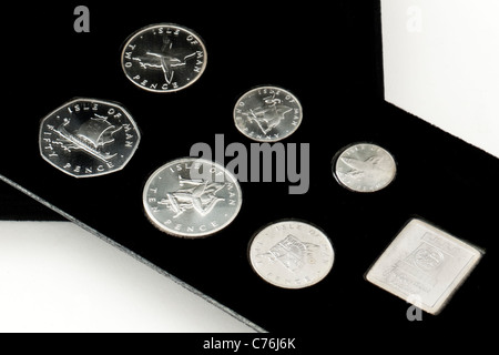 Isola di Man Sterling Silver coin impostato da Pobjoy Mint per commemorare il 1977 Silver Jubilee di Sua Maestà la Regina Elisabetta II Foto Stock