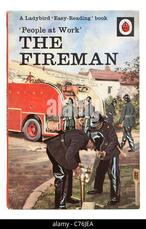 Vintage anni sessanta Ladybird 'Facile lettura" libro per bambini " il vigile del fuoco', da 'persone sul luogo di lavoro " serie Foto Stock