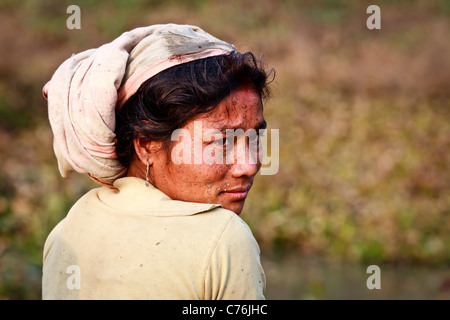 Una donna dalla tribù Mishing indossando Assamese sciarpa, Majuli Island, Assam, India Foto Stock