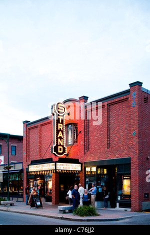 Un teatro di film su una piccola città maine street. Foto Stock