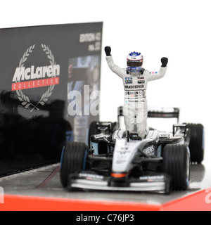1:43 modello in scala di Kimi Raikkonen festeggia il suo primo Gran Premio di F1 la vittoria in Malesia il 23 marzo 2003 Foto Stock