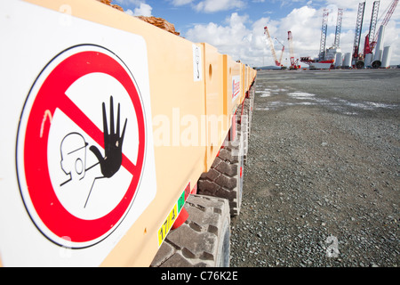 Un caricatore basso utilizzati per spostare la turbina eolica parti attorno al porto Mstyn. Foto Stock