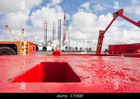 Un jack up barge caricamento con tutte le parti delle turbine in Mostyn, per il Walney offshore wind farm in Cumbria, nel Regno Unito. Foto Stock