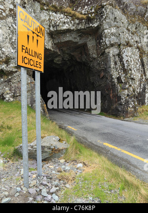 Un tunnel segno segnaletica post avverte di ghiaccioli caduta. Foto Stock