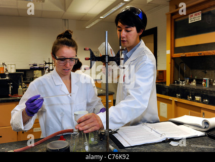 Chimica classe laboratorio, assistente di laboratorio laboratorio insegna presso l'Università di Yale scuola estiva. Foto Stock