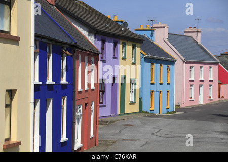 Case vivacemente colorate nel villaggio di Eyeries, West Cork, Irlanda. Foto Stock