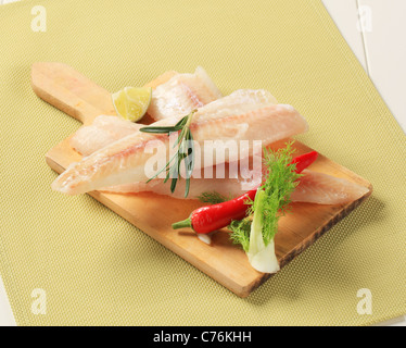 Freschi i filetti di pesce su un tagliere Foto Stock