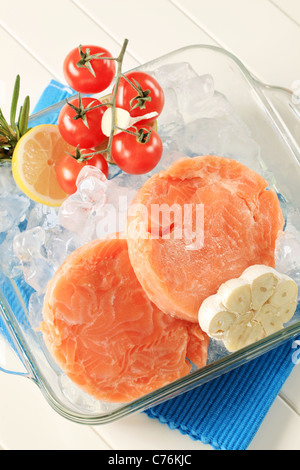 Raw polpette di salmone e altri ingredienti sul ghiaccio Foto Stock