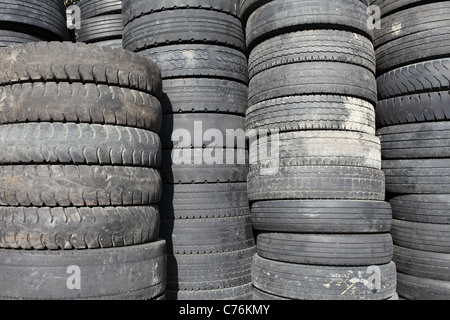 Pila di vecchi pneumatici per il riciclaggio di gomma Foto Stock