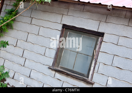 Finestra Composizione amianto scandole di asfalto Foto Stock