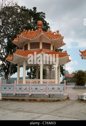 La pagoda cinese presso il Mirador de las Americas park, in America's Bridge, Panama City. Foto Stock