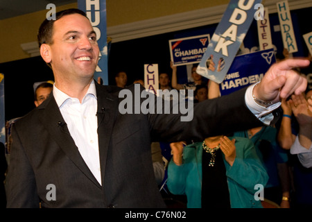 London, Canada - 12 Settembre 2011: Tim Hudak, leader per il partito conservatore progressivo di Ontario parla di sostenitori. Foto Stock