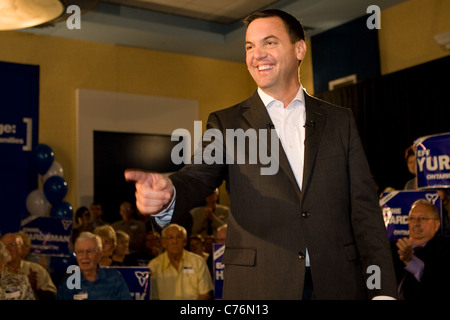 London, Canada - 12 Settembre 2011: Tim Hudak, leader per il partito conservatore progressivo di Ontario parla di sostenitori. Foto Stock