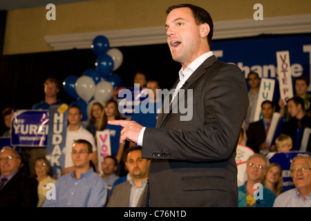 London, Canada - 12 Settembre 2011: Tim Hudak, leader per il partito conservatore progressivo di Ontario parla di sostenitori. Foto Stock