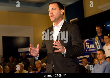 London, Canada - 12 Settembre 2011: Tim Hudak, leader per il partito conservatore progressivo di Ontario parla di sostenitori. Foto Stock