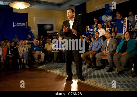 London, Canada - 12 Settembre 2011: Tim Hudak, leader per il partito conservatore progressivo di Ontario parla di sostenitori. Foto Stock