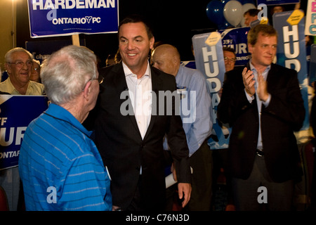 London, Canada - 12 Settembre 2011: Tim Hudak, leader per il partito conservatore progressivo di Ontario parla di sostenitori. Foto Stock