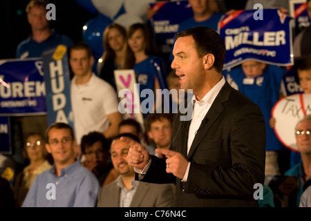 London, Canada - 12 Settembre 2011: Tim Hudak, leader per il partito conservatore progressivo di Ontario parla di sostenitori. Foto Stock