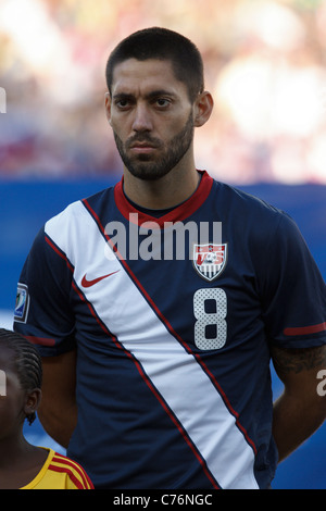 Clint Dempsey degli Stati Uniti supporti durante le presentazioni del team prima di un 2010 World Cup Soccer match contro la Slovenia. Foto Stock