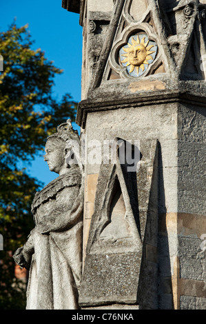 La regina Victoria statua e simbolo del sole su Banbury Cross, Oxfordshire, Inghilterra Foto Stock