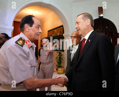 PM turco Erdogan incontra Egitto del Sovrano Militare Tantawi presso il Ministero della Difesa su Erdogan in visita in Egitto. Foto Stock