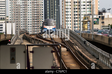 BTS Skytrain si avvicina Saphan Taksin statina in Bangkok. Foto Stock