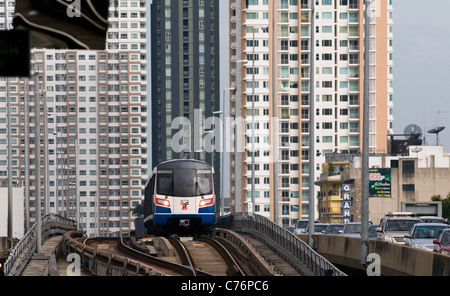 BTS Skytrain si avvicina Saphan Taksin statina in Bangkok. Foto Stock