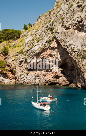 Le imbarcazioni turistiche all'ingresso del Torrent de Pareis Gorge, Sa Calobra, Maiorca, isole Baleari, Spagna, Europa Foto Stock