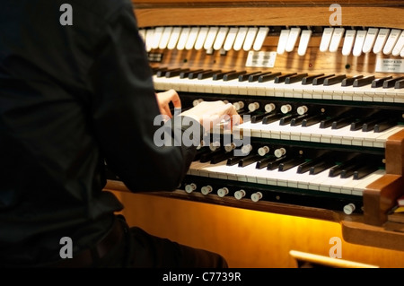 Riproduzione di organista Organo da chiesa -1 Foto Stock