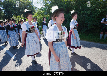 In Germania, in Baviera, Burghausen, Festival di Folklore, ragazze indossando il tradizionale costume bavarese Foto Stock