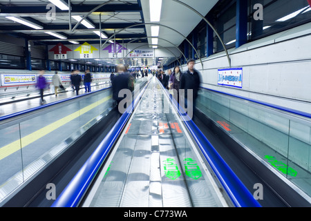 Asia, Giappone, Tokyo, quartiere Shibuya, pendolari mobile attraverso la stazione di Shibuya durante le ore di punta Foto Stock