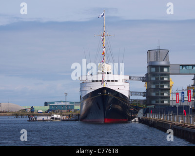 Il Royal Yacht Britannia, ormeggiata presso il molo di Edimburgo Foto Stock