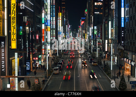 Asia, Giappone, Honshu, Tokyo, Ginza, elegante quartiere dello shopping e dei divertimenti visto lungo Chuo Dori Street Foto Stock