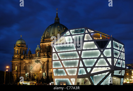 Casella di Humboldt e la Cattedrale di Berlino, Forum di Humboldt, Schlossplatz Unter den Linden, Am Lustgarten, Berlino, Germania, Europa Foto Stock