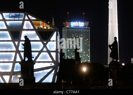 Humboldt Box con statue di Schinkel, Beuth e Thaer a Schinkelplatz, Piazza Castello, la torre della televisione, Alexanderplatz Berlino Foto Stock