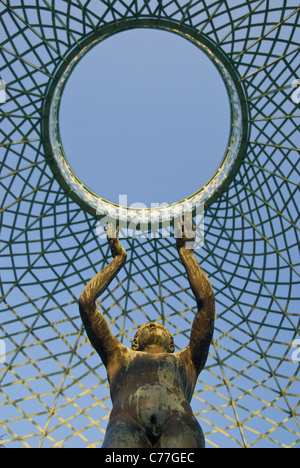 Statua in bronzo nella pergola giardino gazebo presso il castello Sanssouci di Potsdam in Germania Foto Stock