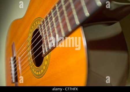 Una chiusura di una stringa in nylon per chitarra classica Foto Stock