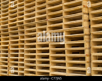 File di palette di legno Foto Stock