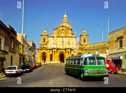 Auto e bus di fronte la chiesa di San Nicola, Capoterra, Italia Foto Stock