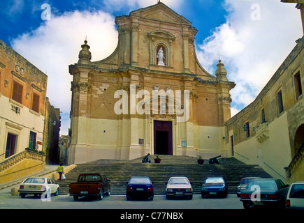 Auto parcheggiata di fronte la Cittadella a Victoria, Gozo, Malta Foto Stock