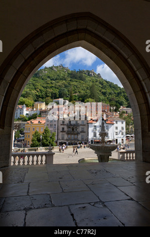 Il Portogallo, Sintra Praca da Republica quadrato dal Royal Palace (Palacio Nacional de Sintra) Foto Stock