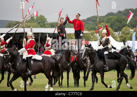 Il Musical Ride della cavalleria della famiglia, la Chatsworth Country Fair, la Chatsworth House, Derbyshire, in Inghilterra, Regno Unito Foto Stock