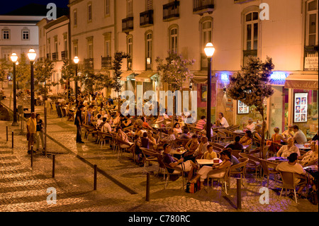 Il Portogallo, Algarve, Tavira, un street café nella piazza principale al crepuscolo Foto Stock