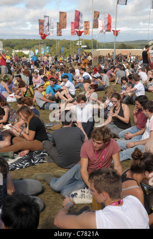 Folle di appassionati di musica al 2011 Bestival il festival di musica pop concert sull'Isola di Wight in Inghilterra. Foto Stock