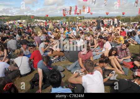 Folle di appassionati di musica al 2011 Bestival il festival di musica pop concert sull'Isola di Wight in Inghilterra. Foto Stock