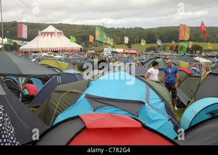 Alcune delle migliaia di tende si accamparono presso il 2011 Bestival il festival di musica pop concert sull'Isola di Wight in Inghilterra. Foto Stock